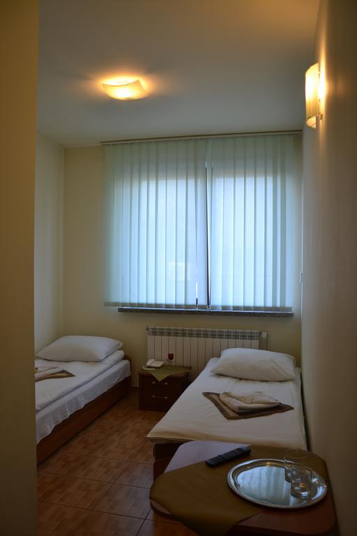 Zajazd Kwadrat Motel Dąbrowa Górnicza Quarto foto